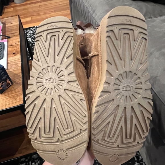 NWOT Ugg Bailey Bow II Size 5 - Picture 1 of 5
